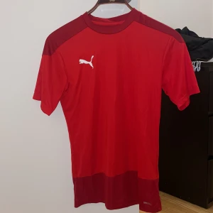 T-shirt  - Är du en som gymmar, tränar eller motionerar mycket? Då passar denna puma tröjan! Skön, bekväm och har endast använt 2 gånger. 