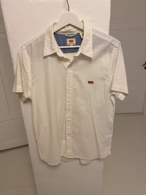 Levis skjorta  - Kortärmad Levis skjorta. Perfekt för sommaren. Köpt för 700kr mitt pris 200kr. Storlek: S 