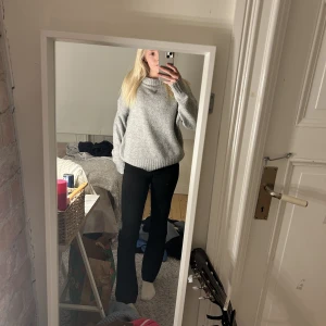 Grå stickad tröja  - En superskön grå stickad tröja som tyvärr inte kommer till användning längre. Hör gärna av dig vid frågor💗