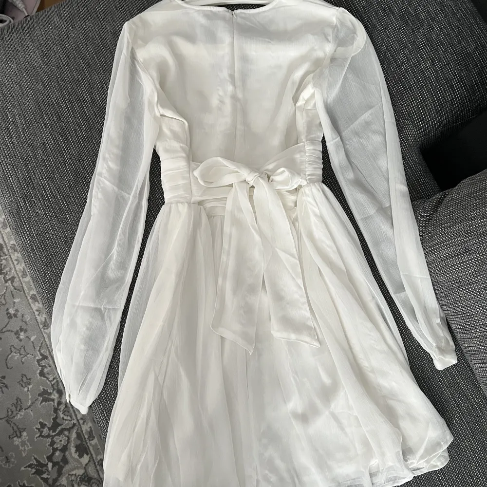 Jättefin och skön vit klänning som endast är använd 1 gång så i fint skick och perfekt nu inför sommaren/studenten. Nypris 700kr. Köparen står för frakten!. Klänningar.