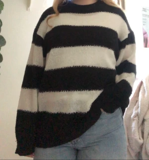 Randig tröja  - Svart vit randig tröja köpt från HM för något år sedan. Knappt använd. Storlek XS men passar mig som har S/M 