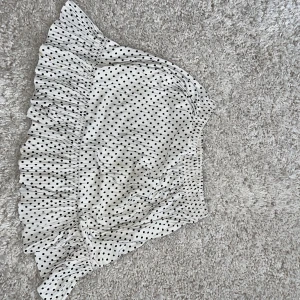 Prickig zara kjol - Prickig kjol från Zara strl S💗 bra skick! Pris 200. 