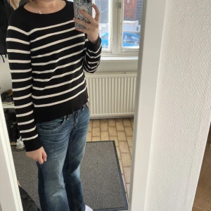 randig tröja från Zara  - Super fin randig tröja från Zara. Passar perfekt till sommaren. 