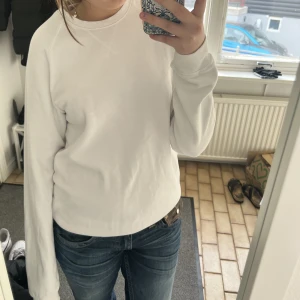 vit sweatshirt - Super fin vit sweatshirt, köpt second hand. Snygg till våren och sommaren. 