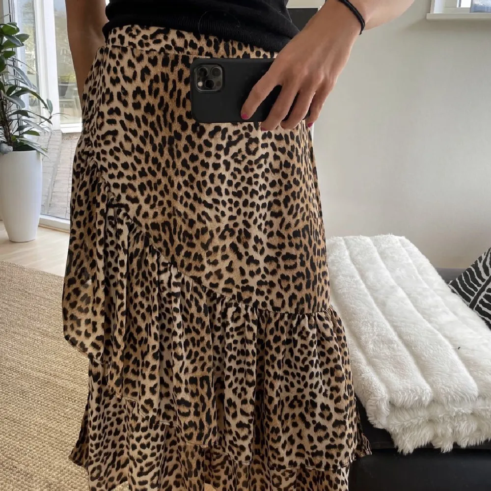 Säljer denna kjol från Gina Tricot som aldrig används längre. Den är använd Max 3 gånger och ser hellre att den kommer till användning hos någon annan💗. Kjolar.