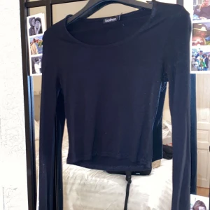 Svart långärmad tröja  - Långärmad svart tröja från bohoo🖤 Är i bra skick!