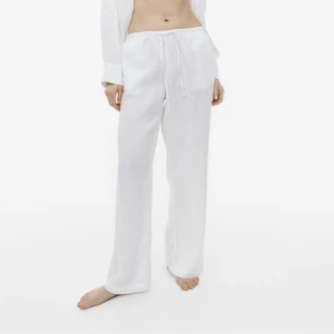 Linnebyxor  - Hej, jag säljer dessa helt nya linnebyxor från h&m! Dom är helt slutsålda på hemsidan!! (Kan tyvärr inte visa på då de är förstora, men kan skicka bilder på bara dom) 💗💗💗