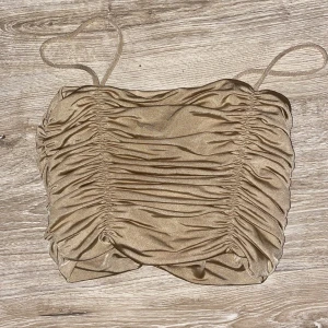 Topp - Skrynklad topp i beige