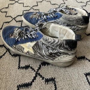 Golden goose  - Intressekoll på mina nya golden goose då de är för stora för mig. De är endast använda  en gång tyvärr för de inte passar. Det är lånade bilder mina skor är i finare skick och kan skicka egna bilder om det önskas, de köptes helt nya på vestiare för 4800kr