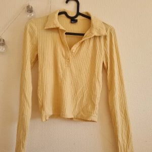 Långärmad topp med krage - Fin tröja från Gina som är i gott skick. Lite croppad i längden. Skriv om du har frågor 😊