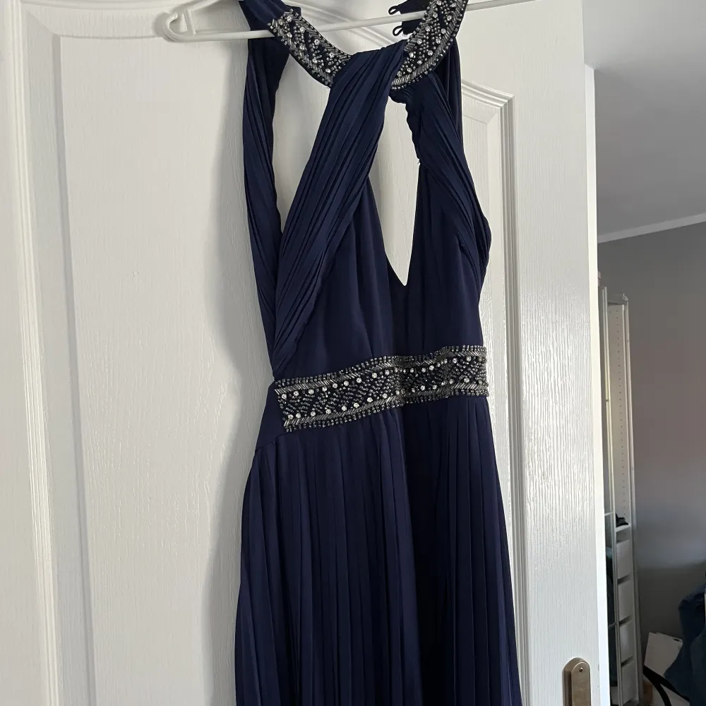 En jättefin blå långklänning som passar perfekt till balen. Använd endast en gång. Nypris 1000. Klänningar.