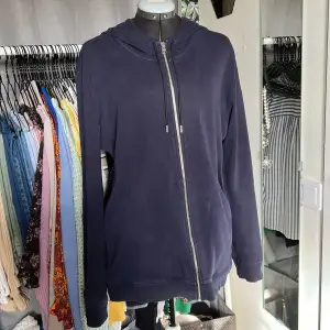 Jättefin mörkblå hugo boss hoodie! Helt felfri och pris kan alltid diskuteras:))