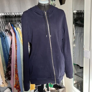 Hugo boss zip up! - Jättefin mörkblå hugo boss hoodie! Helt felfri och pris kan alltid diskuteras:))