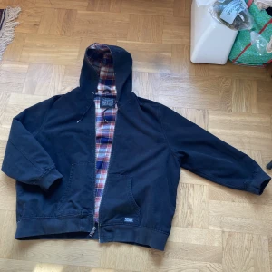 Levis jacka - Hej! Säljer en väldigt fin active jacka från Levis. Aldrig använt. Köpt på Levis outlet i Barkarby. Finns i Stockholm! 