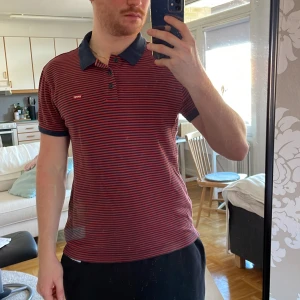 Röd pikétröja från Levis - Min längd: 172 cm Sitter som en smäck!