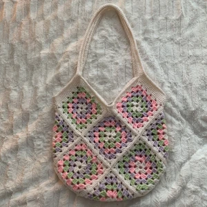 Virkad väska - Säljer min virkade väska då den inte kommer till användning. Priset kan diskuteras. Köparen står för frakten🥰