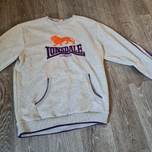 Lonsdale London storlek XL - En fin sweatshirt från Lonsdale London i storlek XL men passar även för dem med L