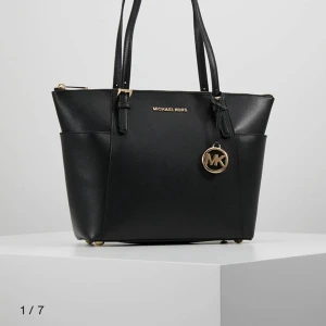 Michael Kors Jet Set Väska Svart - Säljer min Michael Kors väska jet set svart, använd endast en gång, så den är helt som ny! Lagom fin storlek till jobb/vardag/fest. 