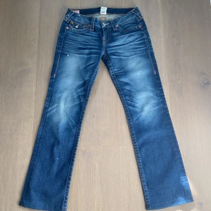 kattiga True Religion byxor - Storlek 28 (Passar bäst tjejer). Måtten är  midja 39 innerben 75 hela ben 97 benbredd(längst nere) 20 Byxorna är i väldigt god kondition och är så gott som nya. Inga tecken på användning finns 🙏🏽🙏🏽💋💋 Skriv om du har frågor
