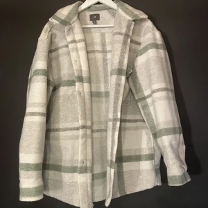 Flanelljacka  - Jag säljer en superfin Flanelljacka i vit och grön, perfekt för våren. Men den kommer inte till användning hos mig tyvärr. Använd ett fåtal gånger och är i fint skick. Strl L men fungerar som M💞