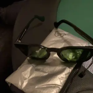 Nypris 2500 kr  Svarta monclear solglasögon med olivgrönt glas 