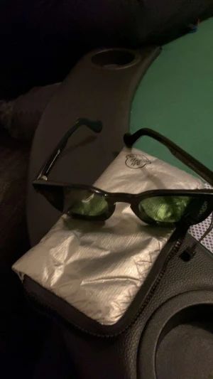 Moncler genius solglasögon  - Nypris 2500 kr  Svarta monclear solglasögon med olivgrönt glas 