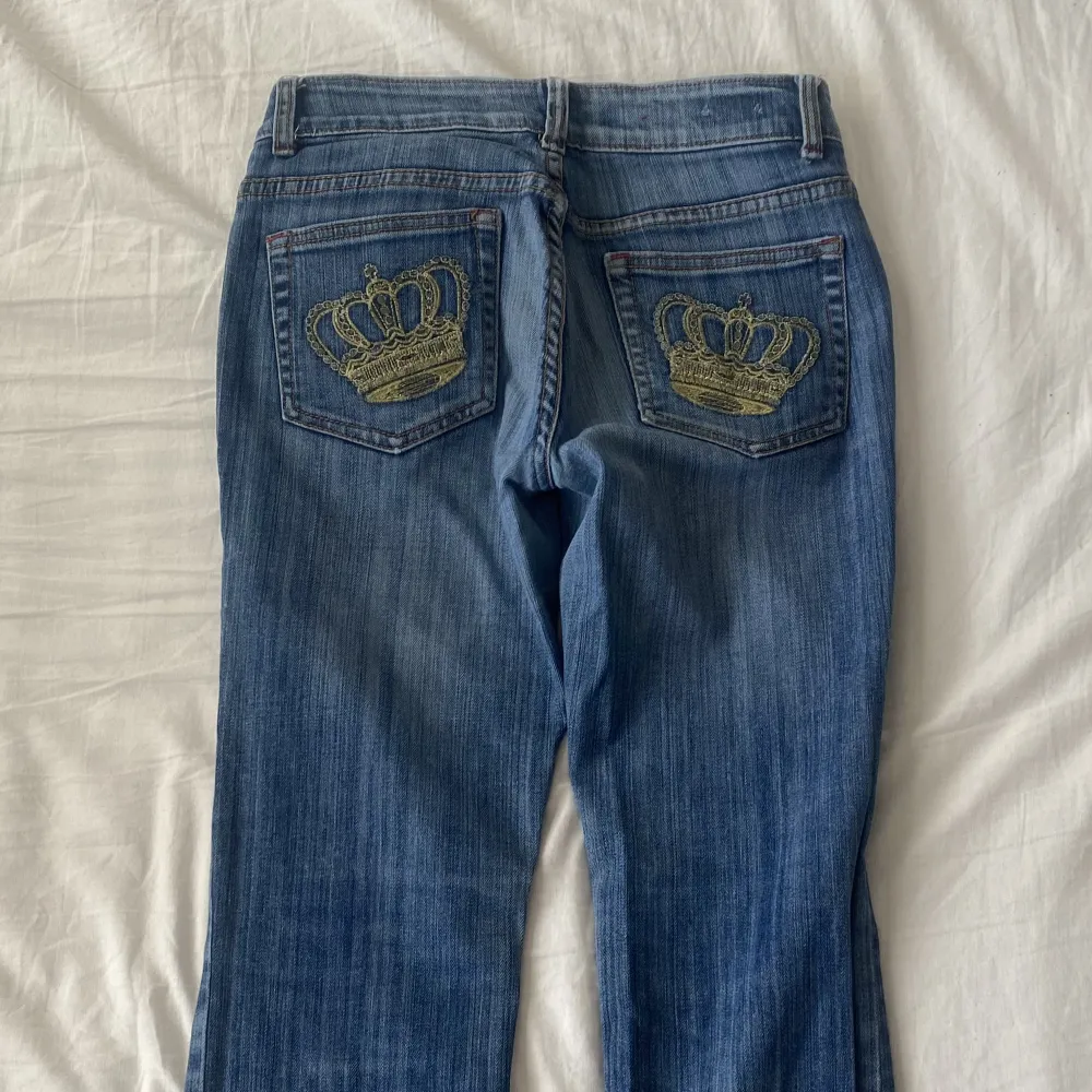 !!Först till kvarn på köp direkt knappen!! victoria beckham liknande jeans!!🤩 midjemåttet är 66cm, innerbenslängden är 82 cm, passar en XS/S och jag är en M därför är dom alldeles för små. Jeans & Byxor.