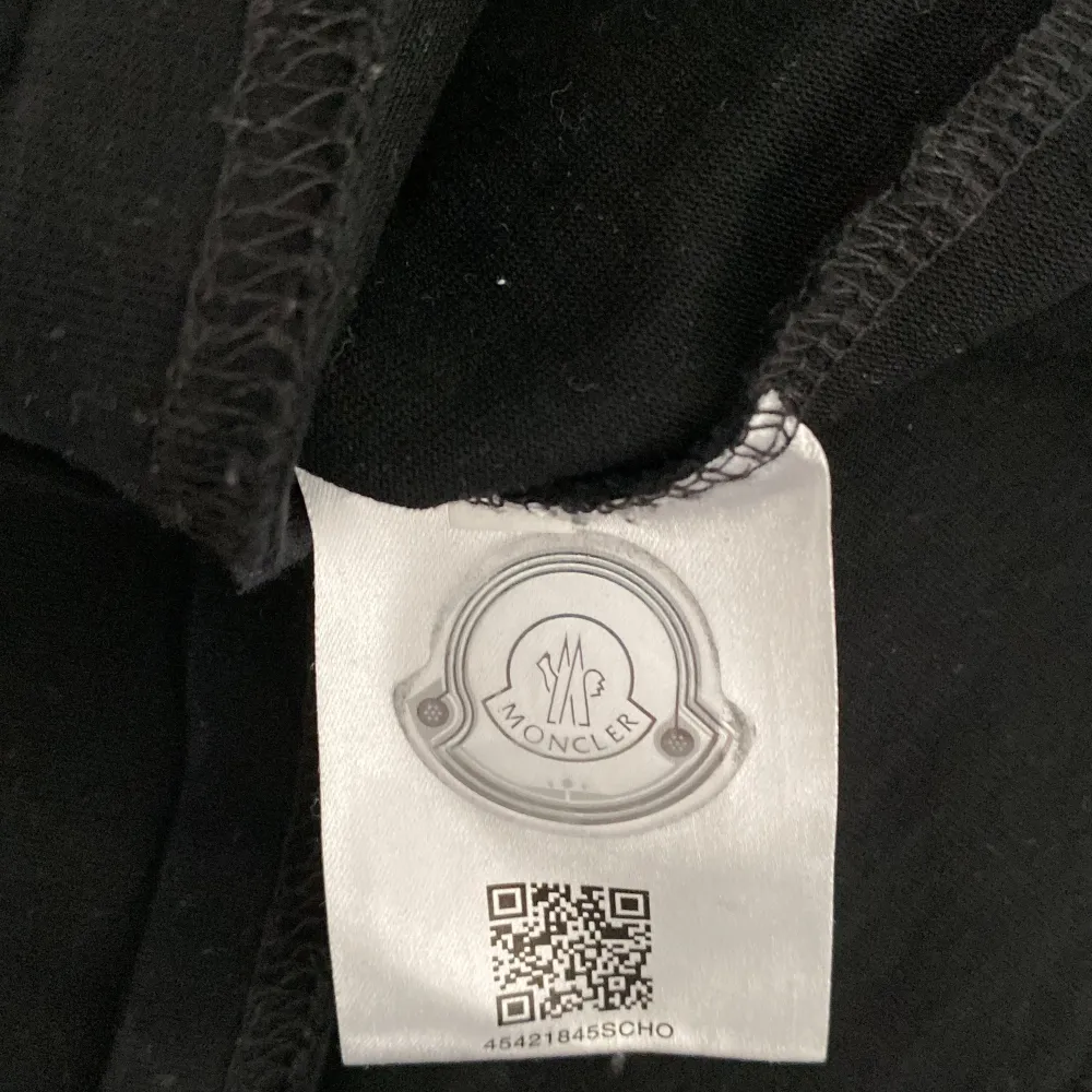 Moncler t shirt inte alls använd och det är en A kopia med väldigt bra kvalitet och scan Qr kod finns på lapparna inuti t shirten (pris kan diskuteras). T-shirts.