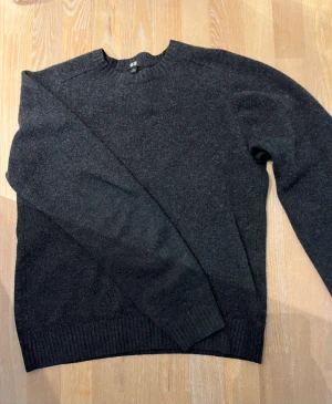 Ulltröja  - Säljer nu min skit snygga uniqlo tröja då den inte kommer till användning längre. 100% ull men påminner lite om kashmir. Använd sparsamt ca 10 gånger.  Skick 8/10. Skriv vid minsta lilla fundering 😊Nypris ca 600kr