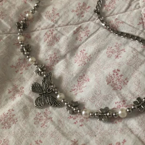 halsband - jättegulligt men inte riktigt min stil längre, frakten kostar 15 ♥️