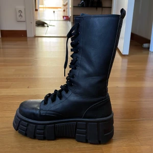 Grova platform stövlar  - Stövlar med grov sula från asos design i bra skick! Storlek 37! 