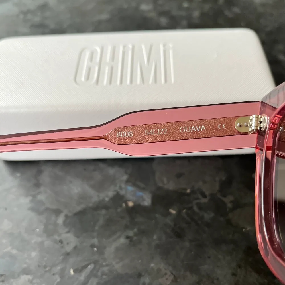Ett par Chimi solglasögon. Modell 008 i färgen guava💕 bra skick, nästintill oanvända. Köparen står för frakten. Accessoarer.