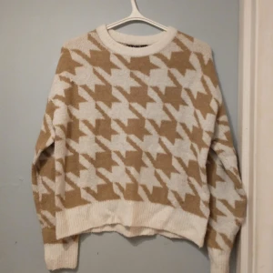 Mönstrad stickad tröja - Stickad tröja i häftigt mönster köpt från New Yorker ursprungligen. Materialet är mjukt och den är mycket varm 💕 