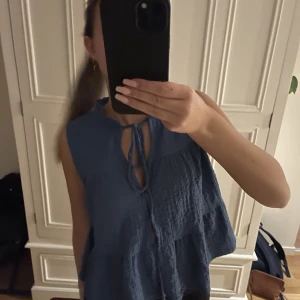 Topp - Jätte fin blå topp!! Säljer då den aldrig kommer till användning 💙