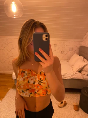 Blommig topp - Blommig topp som är så så fin till sommaren. Sällhet då den tyvärr inte kommer till användning💕 storlek xs, säljer för 40kr