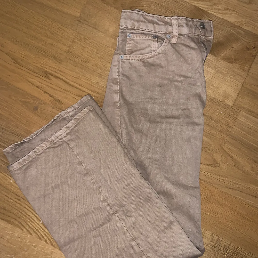 Jag säljer de här fina jeansen i storlek M. De är i bra skick, har använts 1 gång, men nu är de för små för mig så de är inte till någon användning för mig längre. De är också lite för långa för mig och jag är 159 cm lång. 🤎✨Köparen står för frakt.✨. Jeans & Byxor.