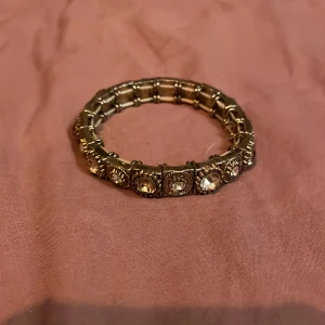 Armband - Ett gulsot armband köparen står för frakten