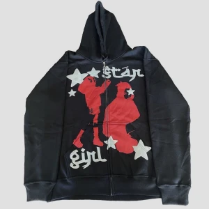 Zip up hoodie med tryck - Köptes här på Plick men tyvärr så passar den inte riktigt mig eftersom det är i storleken S men sitter som ett M. Perfekt för dig som gillar en mer oversize passform. Utöver det så är den i  bra skick, vid fler frågor eller bilder skriv priv! <33