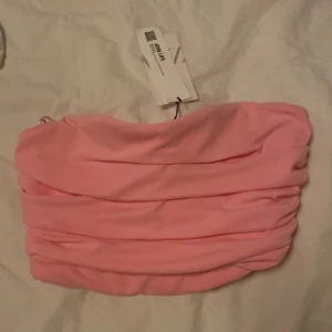 ZARA TOPP - Fin rosa bandeu topp från zara! Blir mer unik med ”vecken” tyget ger! Endast testad och säljs då den är för liten för mig och tiden att skicka tillbaka har passerat… Lappar kvar och inga defekter! Strl S, 70kr + frakt🫶🏼
