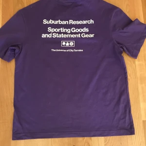 Lila t-shirt  - Säljer denna lila t-shirt med snyggt vit tryck ifrån h&m. Säljs pga för lite användning och är som ny. Användas ca 1-2 gånger🌟🌟