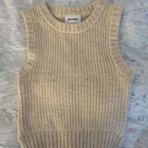 Väst Monki - Beige väst. Bra kvalitet.