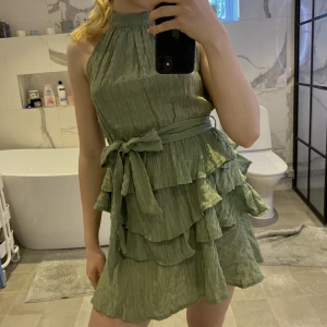 Volangklänning - Supergullig volandklänning men som inte används därav säljs. Fint skick! Har ju ngn fråga så är det bara att skriva!💝☺️