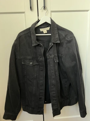 Jeansjacka från H&M - Säljer en svart jeansjacka från H&M.  Öppen för prisförslag 💞