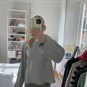 Sweatshirt - En grå sweatshirt med svart rand på sidorna. Den är från dr. Denim och är väldigt bra kvalite. 