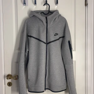 nike tech fleece - säljer min nike tech fleece kofta i grå färg, skick 10/10 då den endast kom till  användning 2 gånger pga fel storlek. 