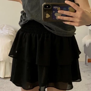 Chelsea kjol - Jätte fin svart kjol från Chelsea i Göteborg! Använd fåtal gånger, i nyskick!! 😍 Fler bilder, kom privat! Passar även S