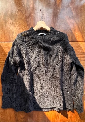 Acne Studios Stickad Tröja - Acne Studios kabelstickad tröja  Storlek: XS Färg: Svart Skick: Nyskick