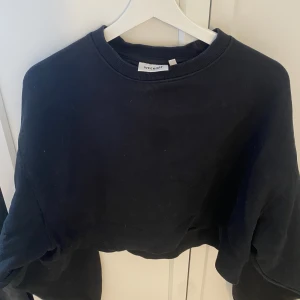 Tröja  - Svart sweatshirt, kort i modellen. Från weekday, storlek S