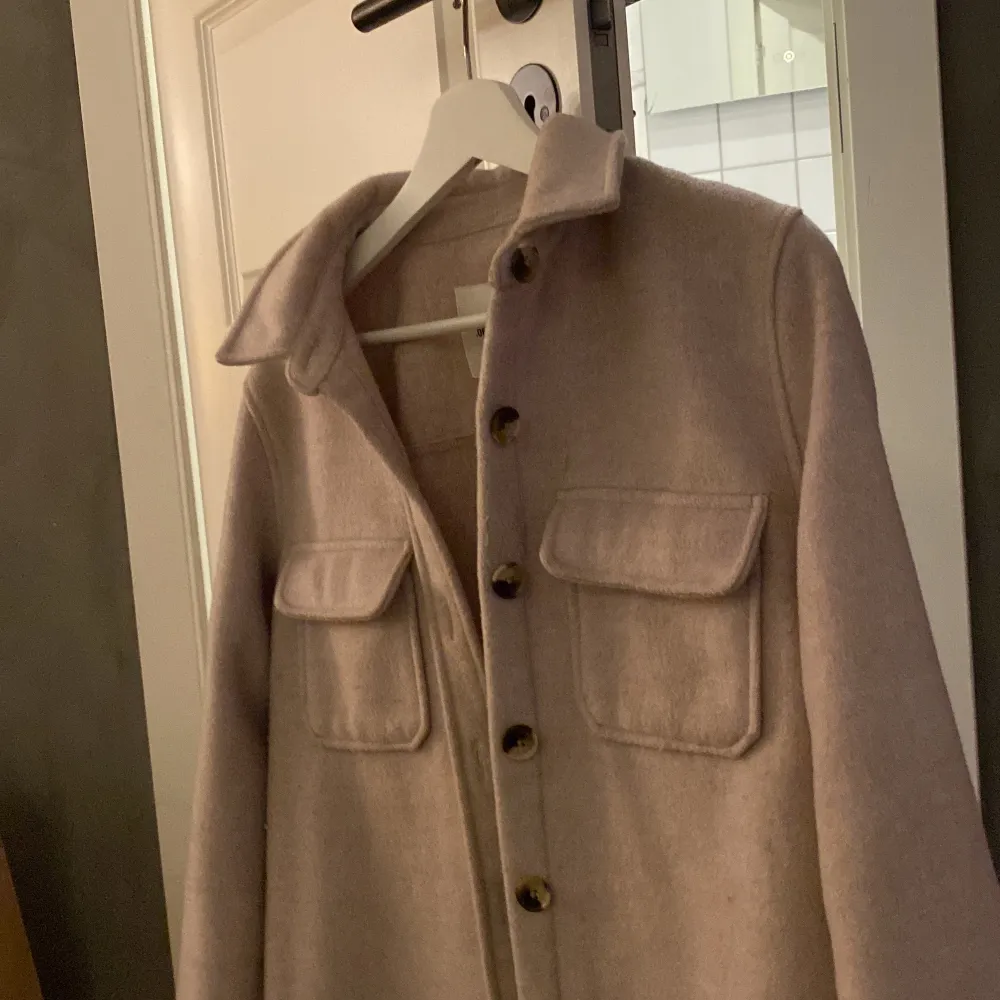 En beige fin jacka/kappa som knappt är använd pågrund av att den är för liten i storleken. Jackor.