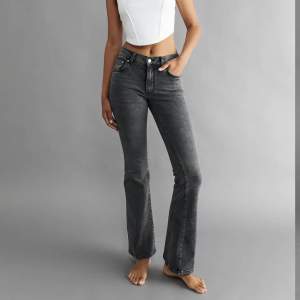 Gråa ”low waist bootcut jeans” från Gina Tricot. Använda nån gång 💕